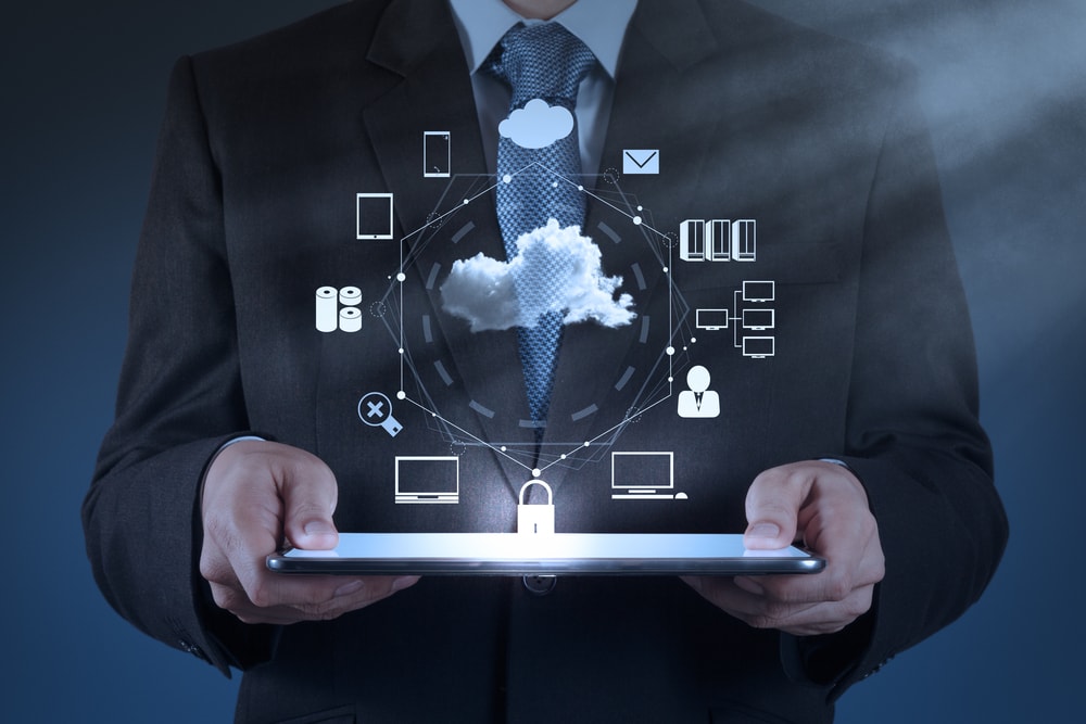 Homme tenant une tablette numérique illustrant un schéma Cloud Computing