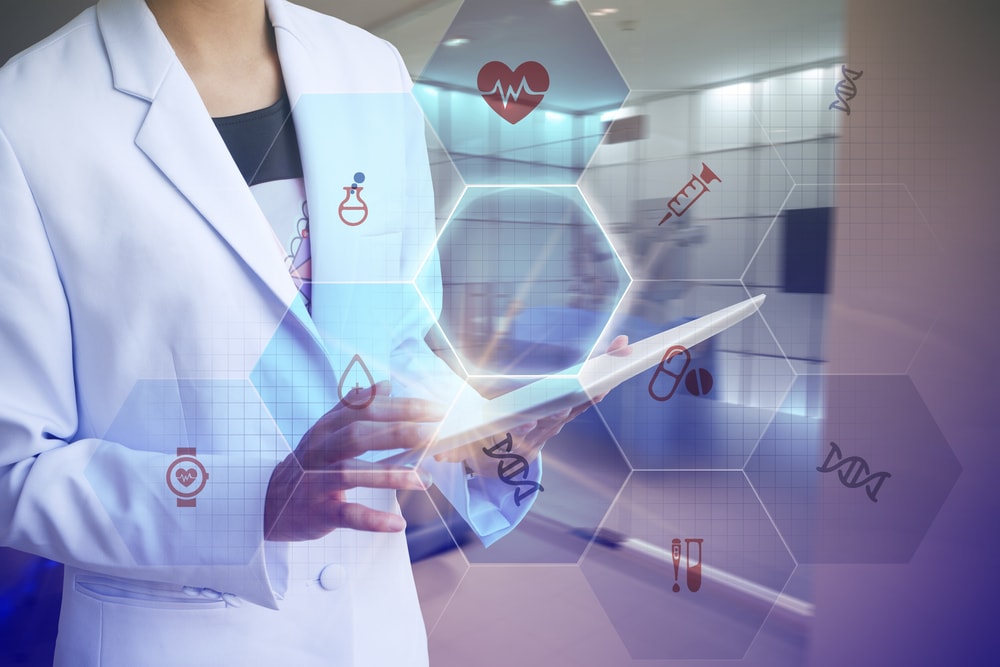 Médecin avec une tablette numérique illustrant le secteur e santé