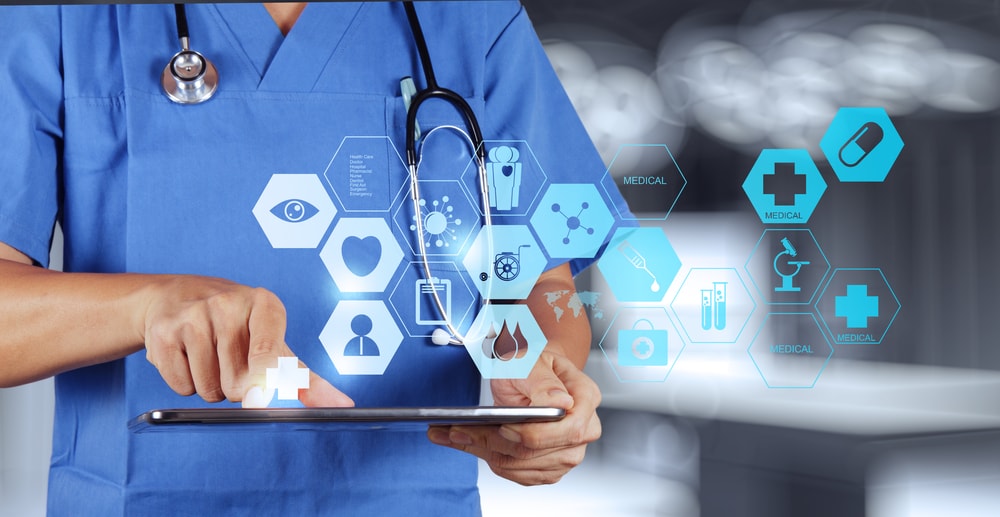 Médecin avec une tablette devant un schéma numérique 