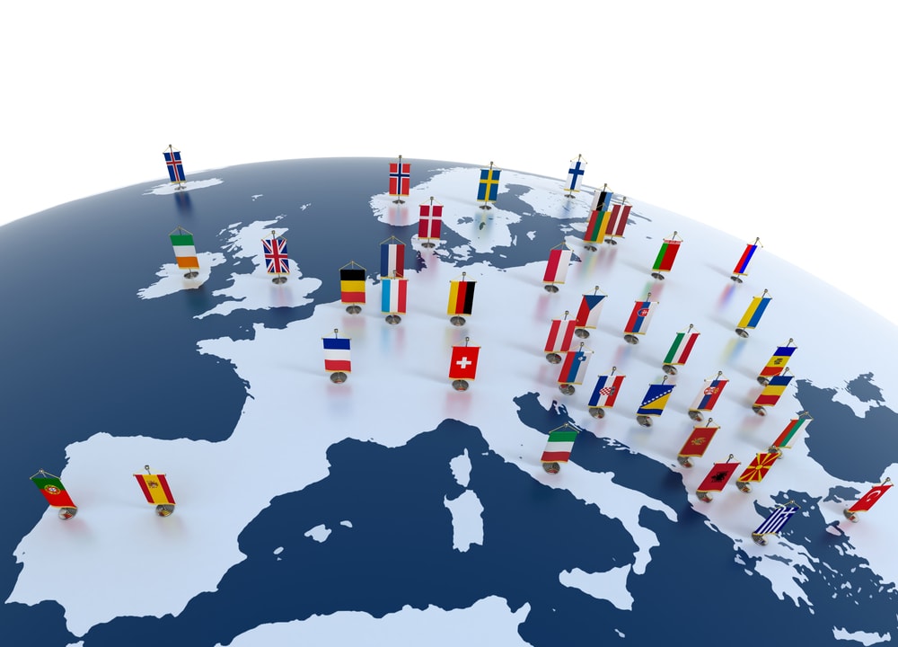 drapeaux de tous les pays européens sur une carte
