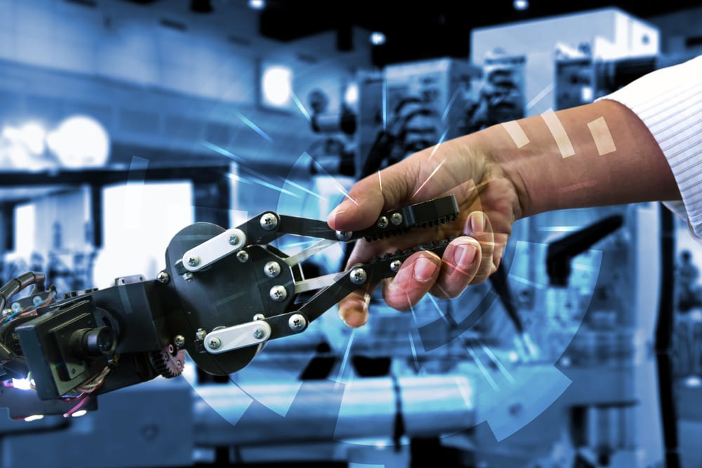 main robotisée serrant une main humaine