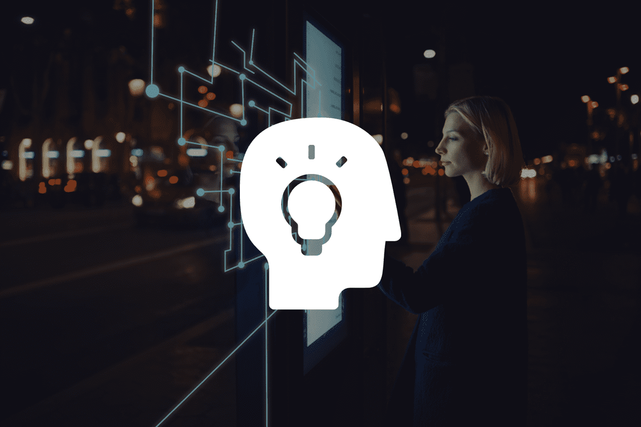 Femme devant un schéma numérique et une illustration d'un visage de profil avec une ampoule 