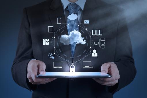 Homme tenant une tablette numérique illustrant un schéma Cloud Computing